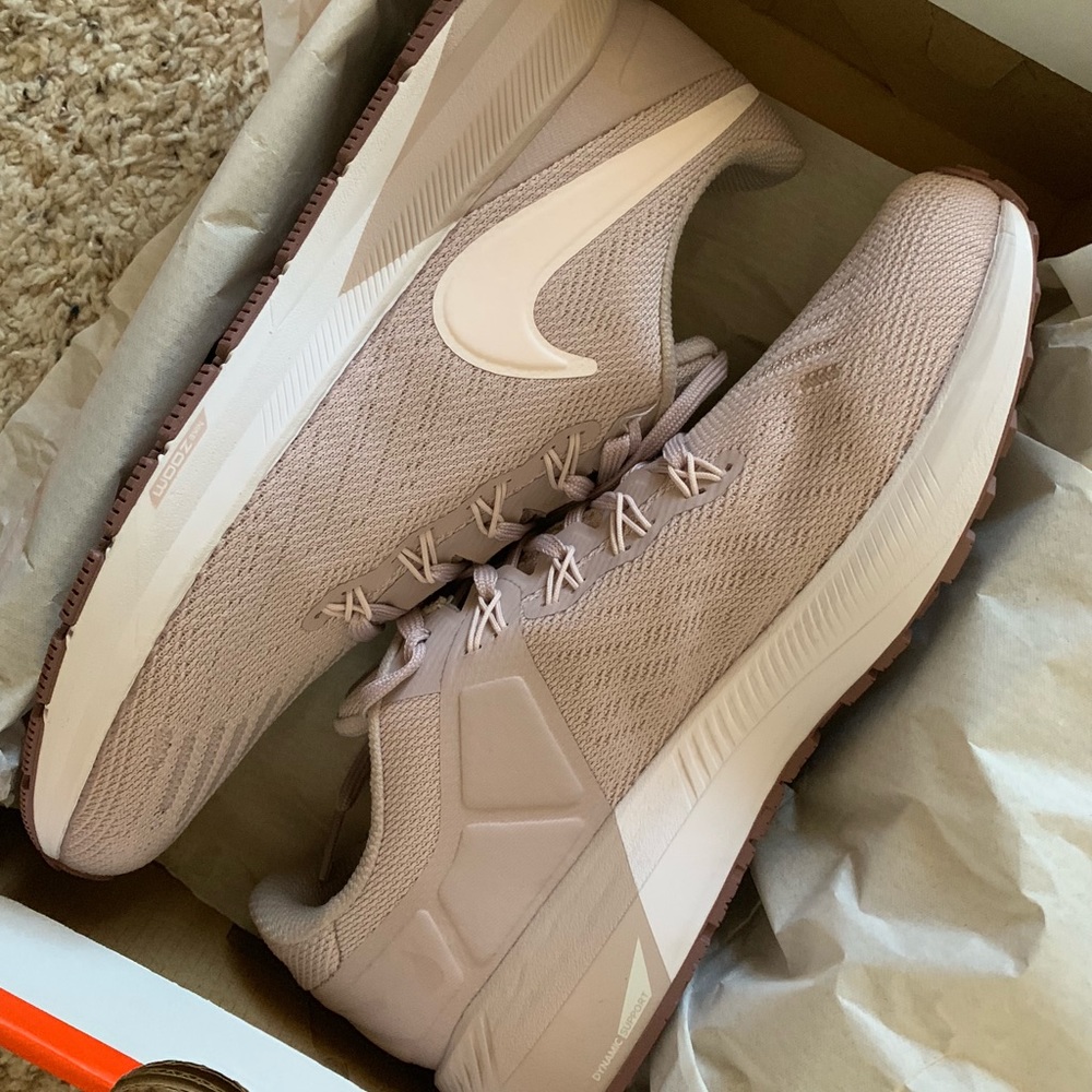 BRAND NEW Nike Air Zoom Structure 22